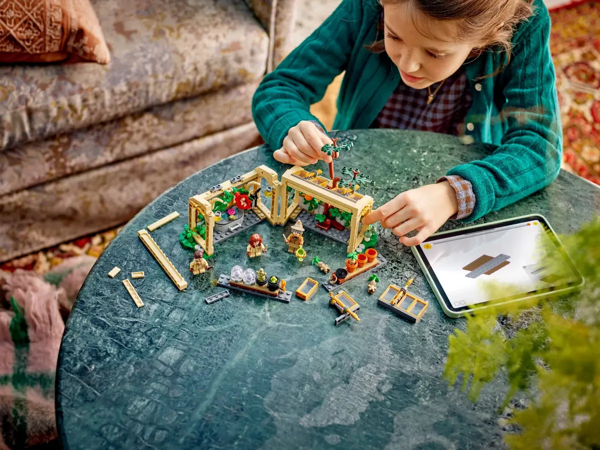Lego 76445 Hogwarts Castle - Herbology Class
