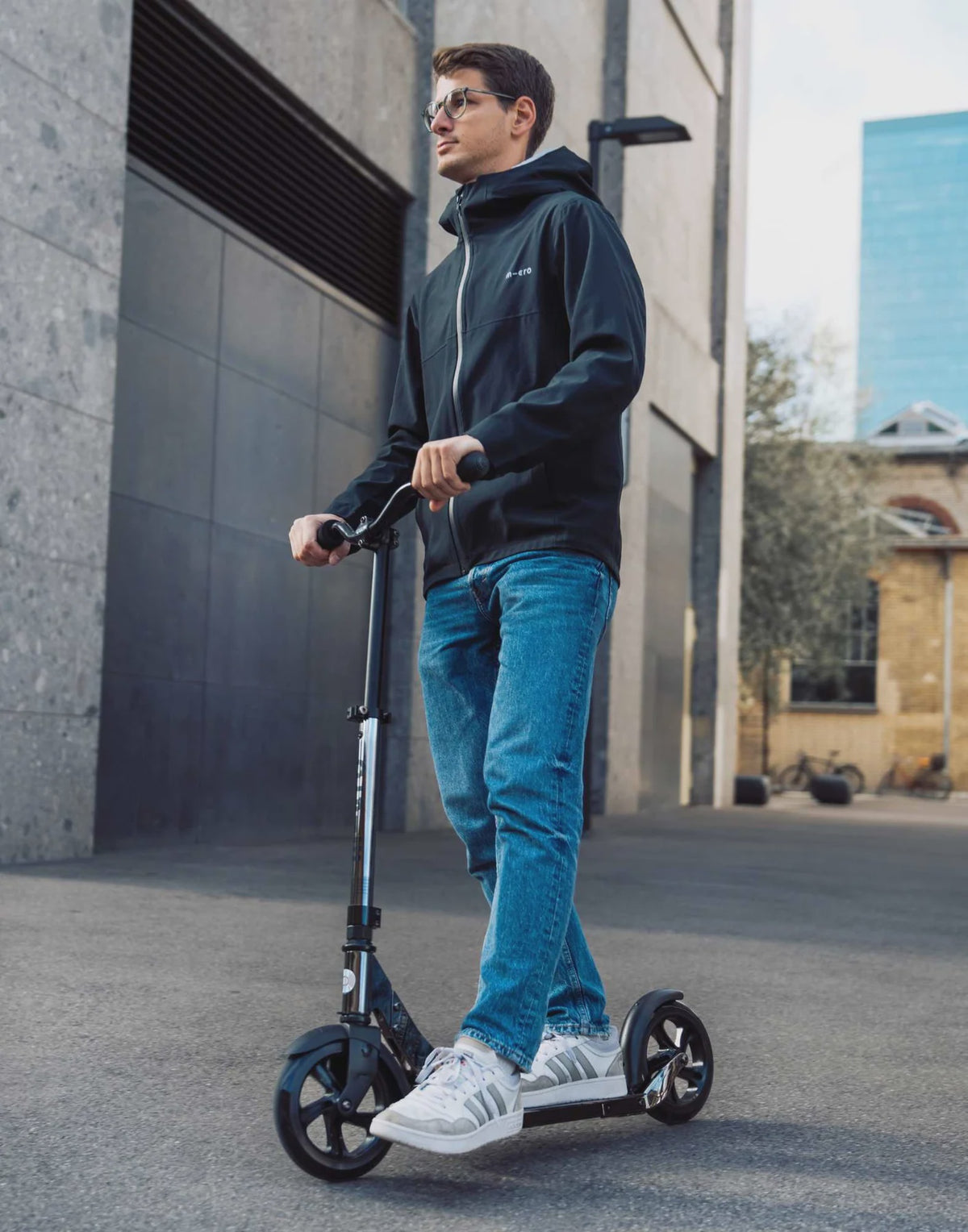 Micro Classic Neochrome Black Scooter
